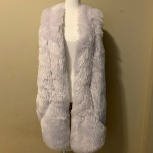 White hi-lo faux fur vest